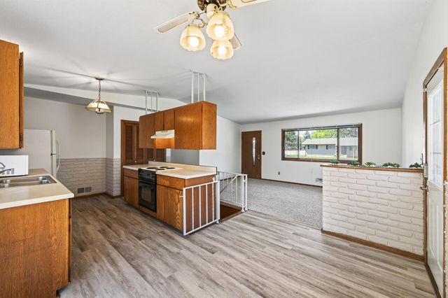 7817 67th Avenue N, Brooklyn Park, MN 55428