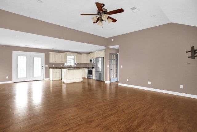 186 KING RD, Selmer, TN 38375