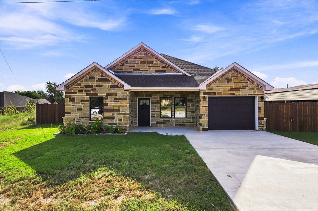 2515 Coyote Trail, Granbury, TX 76048