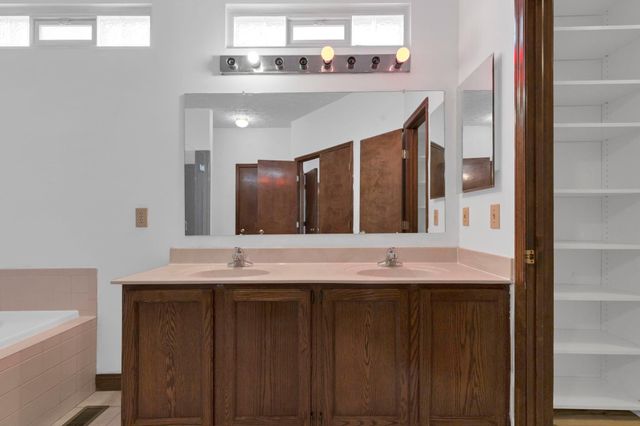 8675 Kingsley Drive, Reynoldsburg, OH 43068