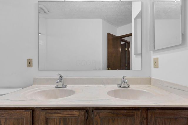 8675 Kingsley Drive, Reynoldsburg, OH 43068