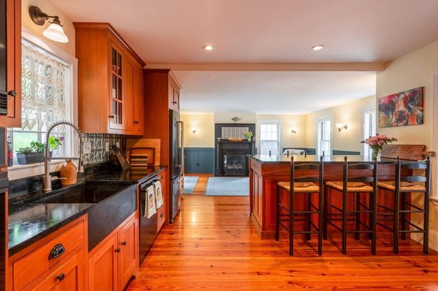 31 High St, Ipswich, MA 01938