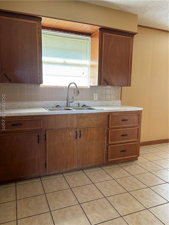 411 Hickory Street, Calvert, TX 77837 — photo 5