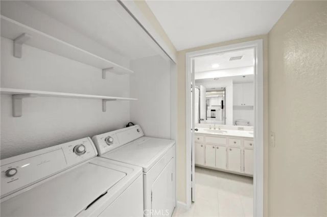 2700 Lawrence Crossley 4, Palm Springs, CA 92264