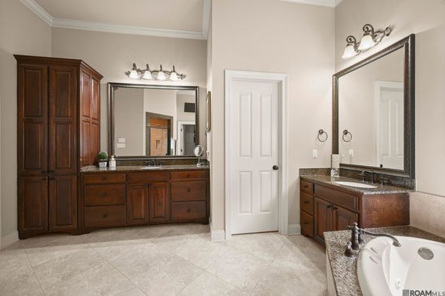 18828 Bella Vista Ct, Baton Rouge, LA 70809