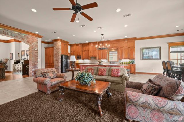 18828 Bella Vista Ct, Baton Rouge, LA 70809