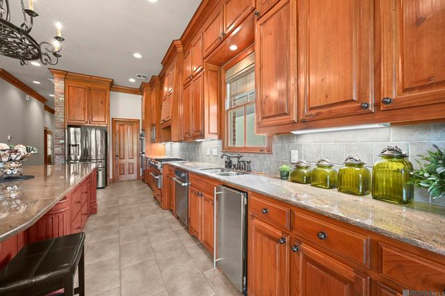 18828 Bella Vista Ct, Baton Rouge, LA 70809