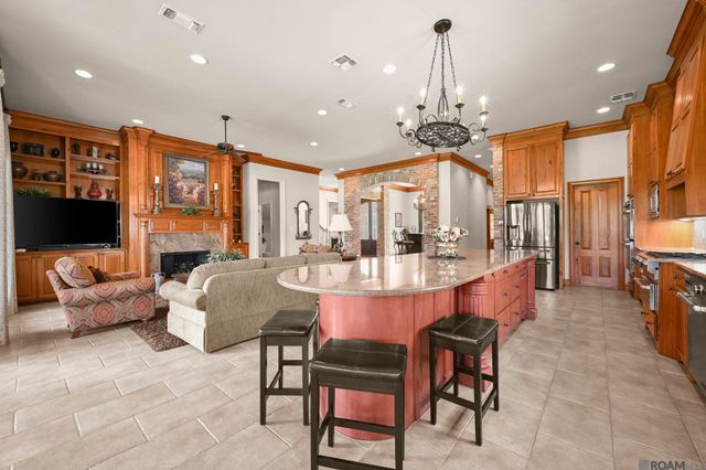 18828 Bella Vista Ct, Baton Rouge, LA 70809