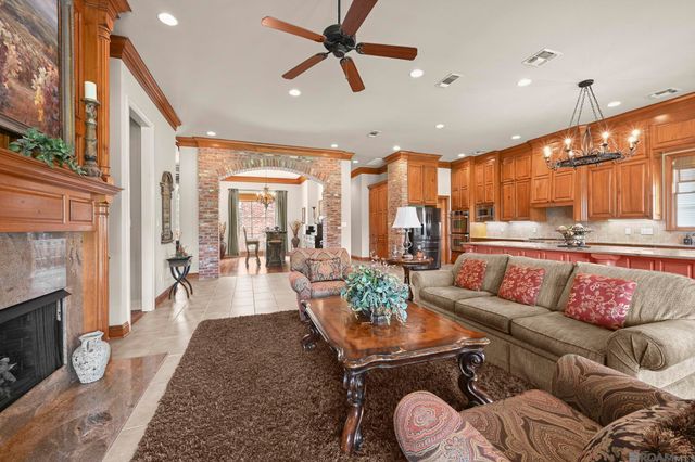 18828 Bella Vista Ct, Baton Rouge, LA 70809