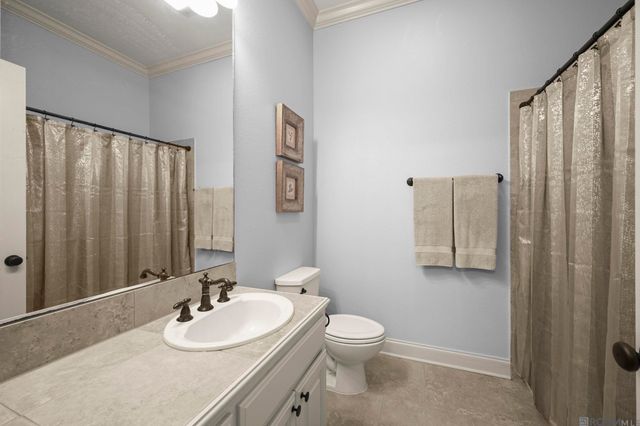 18828 Bella Vista Ct, Baton Rouge, LA 70809