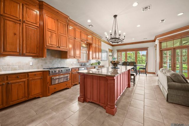 18828 Bella Vista Ct, Baton Rouge, LA 70809