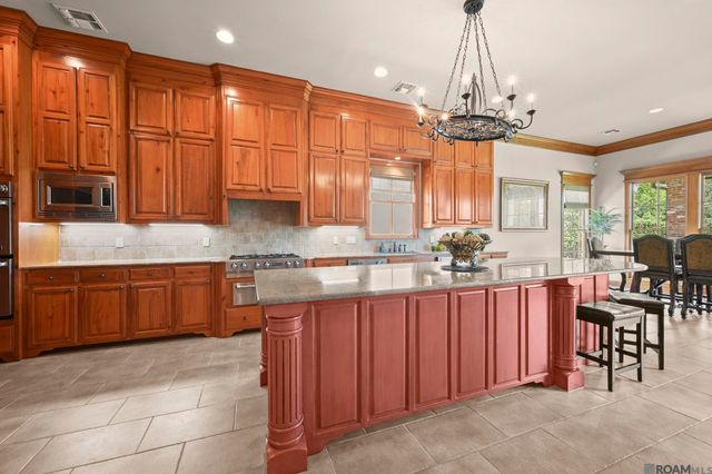 18828 Bella Vista Ct, Baton Rouge, LA 70809