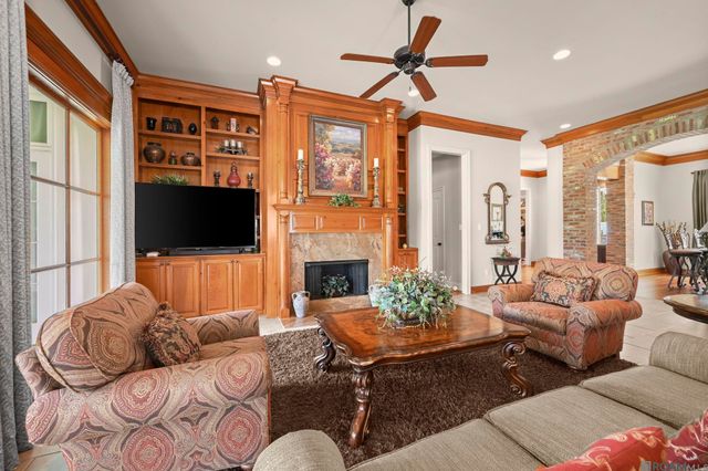 18828 Bella Vista Ct, Baton Rouge, LA 70809