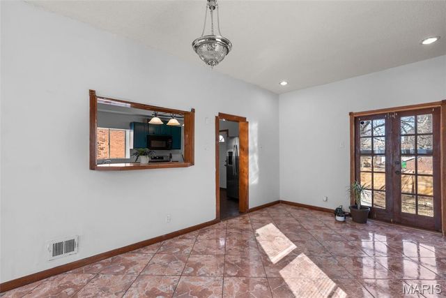 915 Bates Street, St Louis, MO 63111