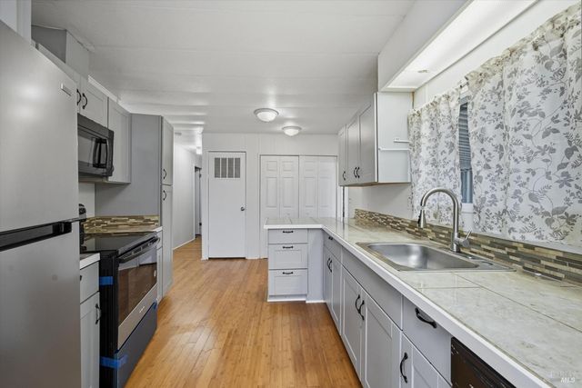 3562 NW Mountain View St, Clearlake, CA 95422