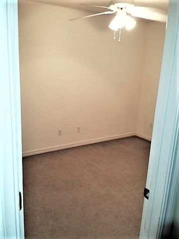 1806 N Knollcrest Circle, Fayetteville, AR 72704