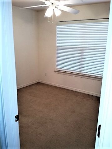 1806 N Knollcrest Circle, Fayetteville, AR 72704