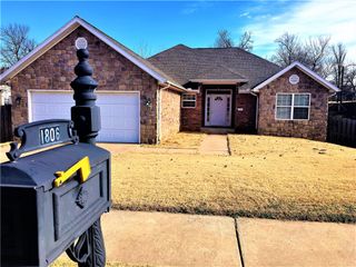 1806 N Knollcrest Circle, Fayetteville, AR 72704
