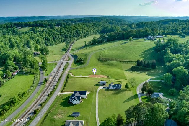 139 Hearthside Rd, Clinton, TN 37716