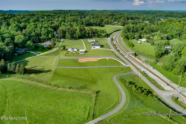 139 Hearthside Rd, Clinton, TN 37716
