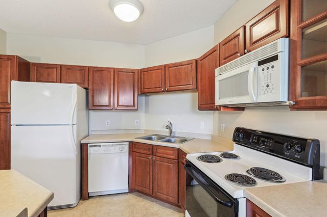 649 Old Highway 8 NW 238, New Brighton, MN 55112