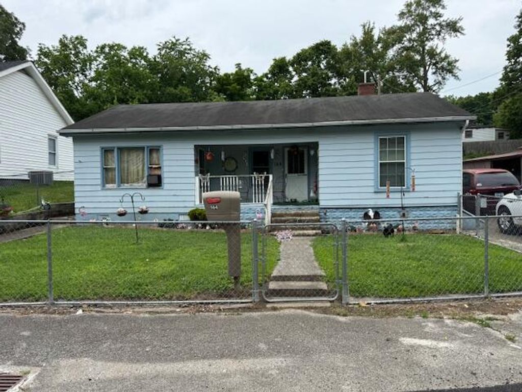 144 N Plum Street, Irvine, KY 40336
