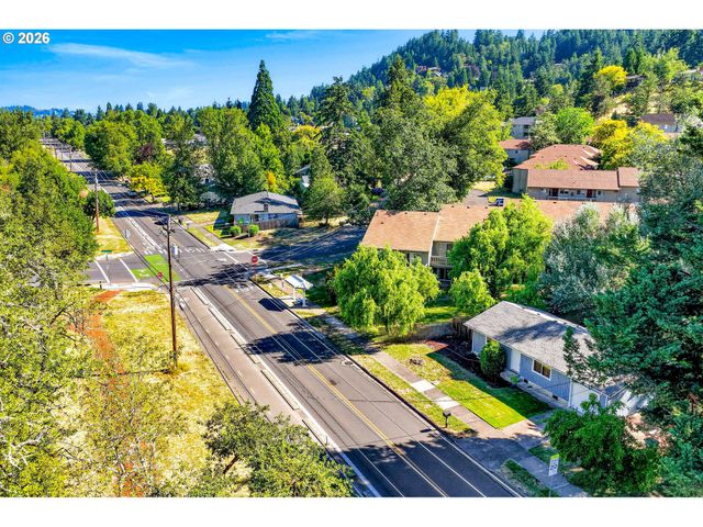 4095 E AMAZON Dr E, Eugene, OR 97405