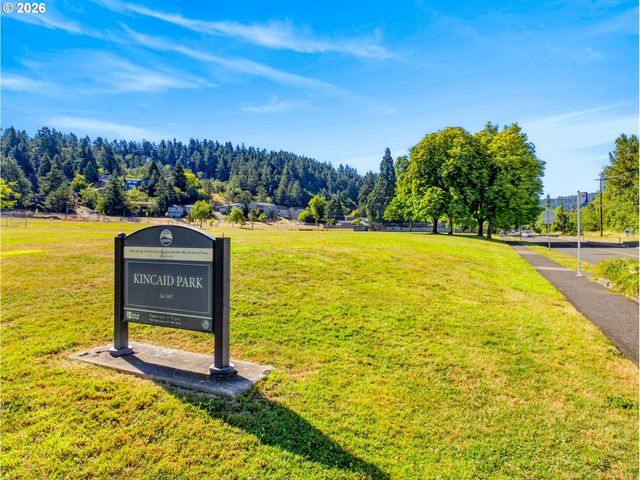 4095 E AMAZON Dr E, Eugene, OR 97405