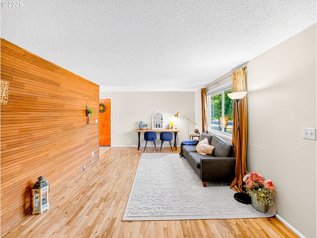 4095 E AMAZON Dr E, Eugene, OR 97405