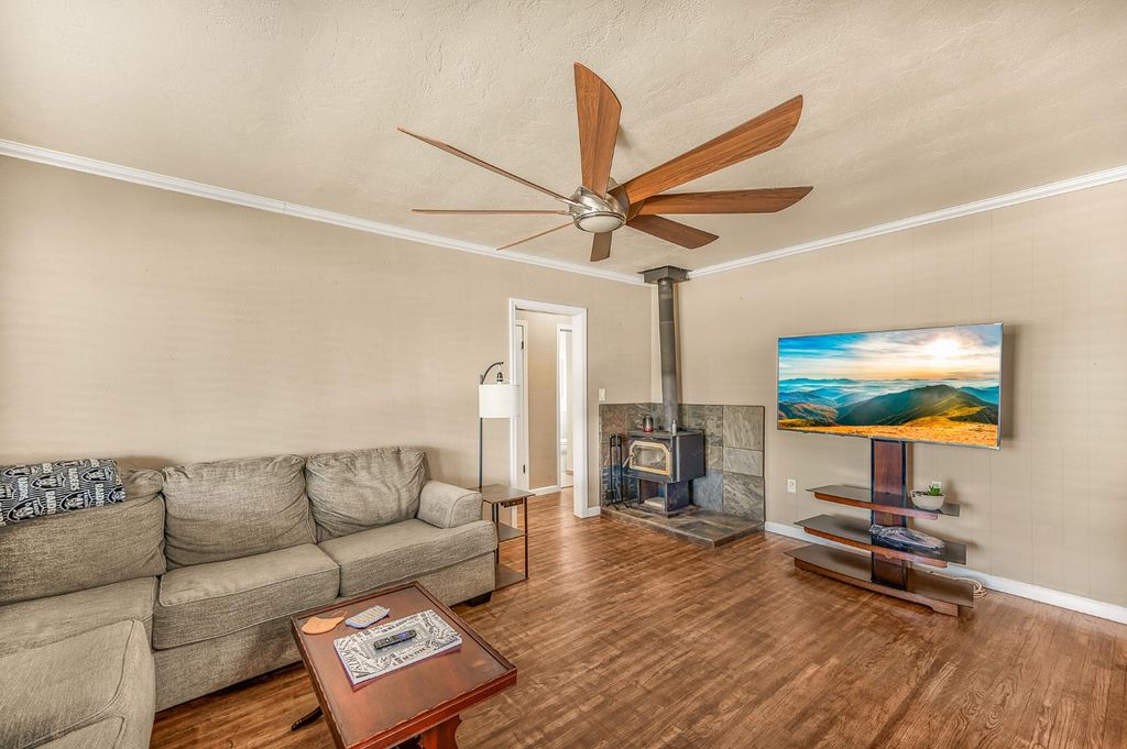 Image 5 of property listing at 1439 Gary Street, Selma, CA 93662