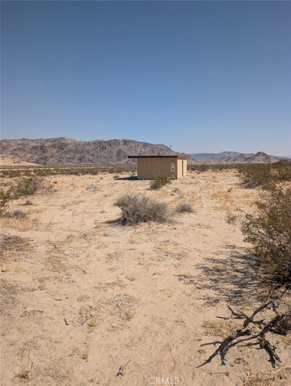 Image 4 of property listing at 56850 Bodick, Landers, CA 92285
