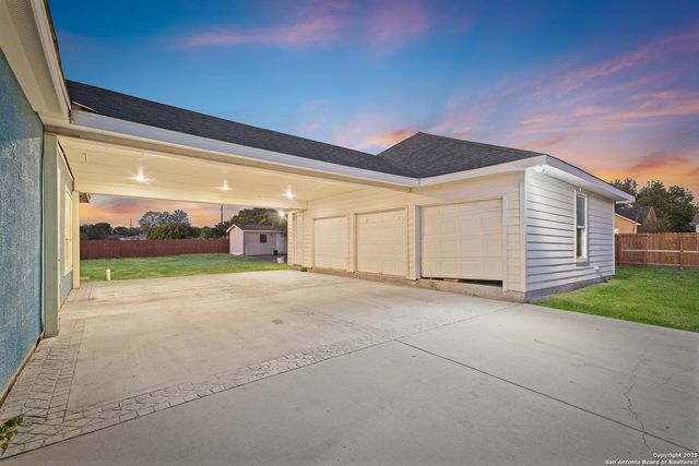 703 W Petaluma Blvd, San Antonio, TX 78221