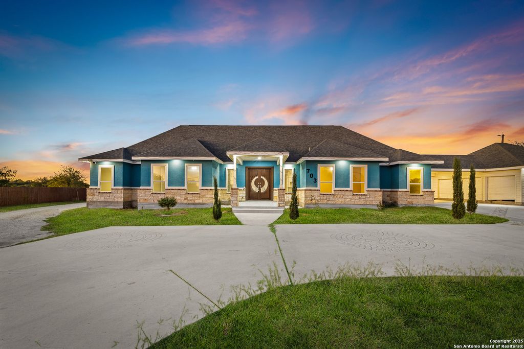 703 W Petaluma Blvd, San Antonio, TX 78221