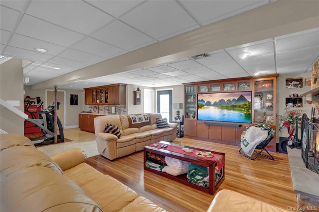 98 Kingsland Avenue, West Islip, NY 11795