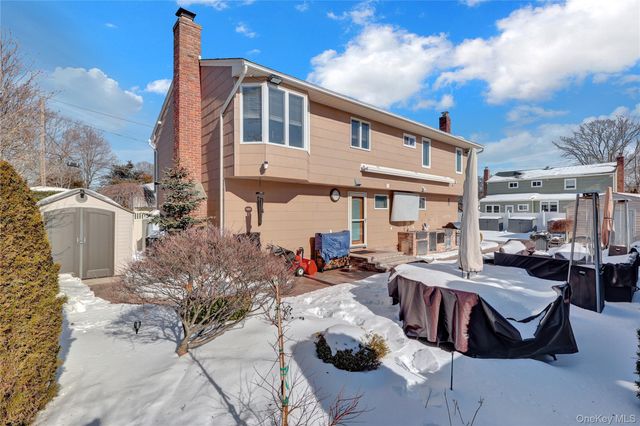 98 Kingsland Avenue, West Islip, NY 11795