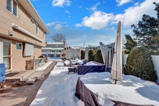 98 Kingsland Avenue, West Islip, NY 11795