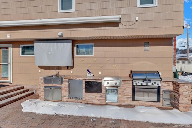 98 Kingsland Avenue, West Islip, NY 11795