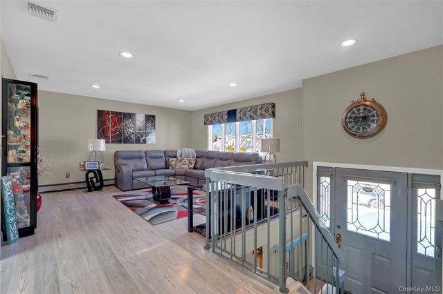 98 Kingsland Avenue, West Islip, NY 11795