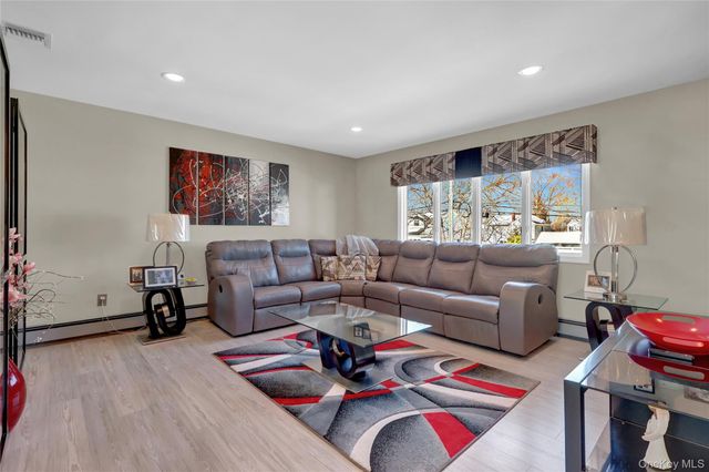 98 Kingsland Avenue, West Islip, NY 11795