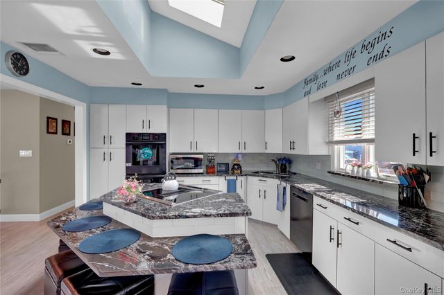 98 Kingsland Avenue, West Islip, NY 11795