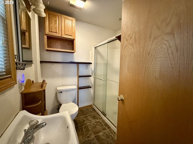 1664 MAIN St, Springfield, OR 97477