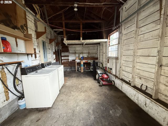 1664 MAIN St, Springfield, OR 97477