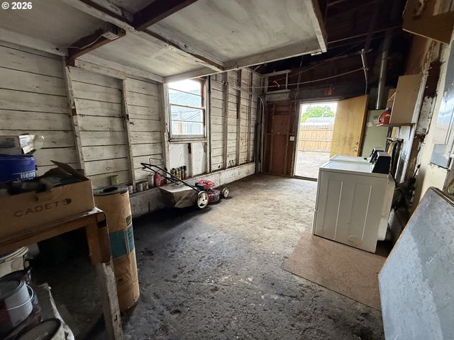 1664 MAIN St, Springfield, OR 97477
