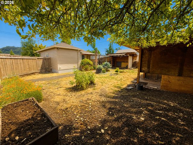 1664 MAIN St, Springfield, OR 97477