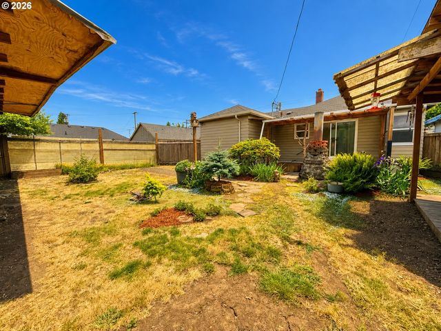 1664 MAIN St, Springfield, OR 97477