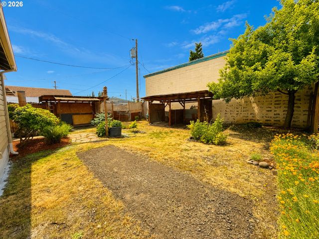 1664 MAIN St, Springfield, OR 97477
