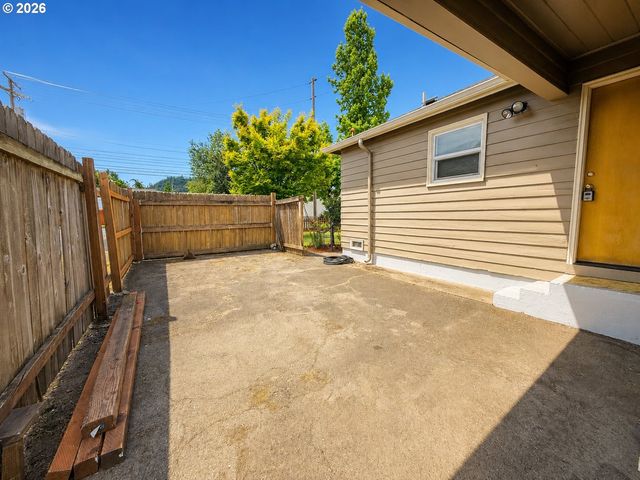 1664 MAIN St, Springfield, OR 97477