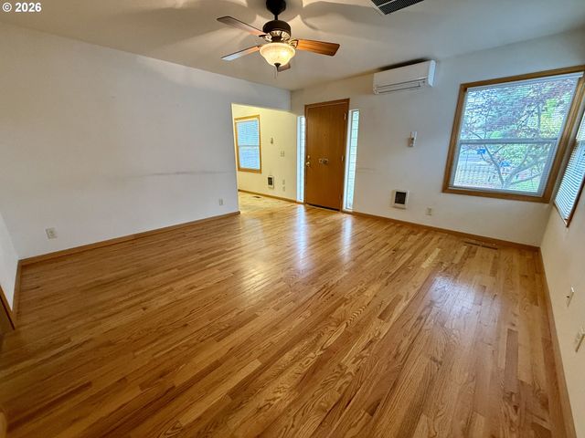 1664 MAIN St, Springfield, OR 97477