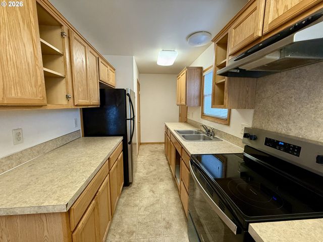 1664 MAIN St, Springfield, OR 97477