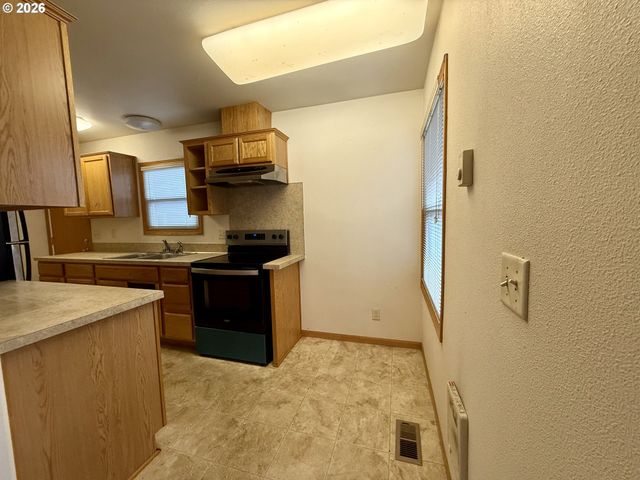 1664 MAIN St, Springfield, OR 97477